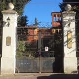 L'ingresso di villa Larocca: ai due lati del cancello ci sono le targhe delle associazioni culturali e scientifiche che hanno sede nella villa